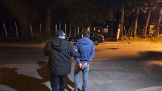 Detienen a hombre por presuntamente extorsionar a su hermano
