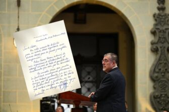 Arévalo envía carta al papa Francisco expresando solidaridad