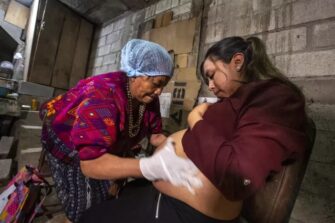 Congreso aprueba bono para más de 23 mil comadronas en Guatemala