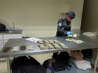 Procesan a tres mujeres mexicanas por lavado de dinero tras intentar viajar con 19 mil dólares sin declarar