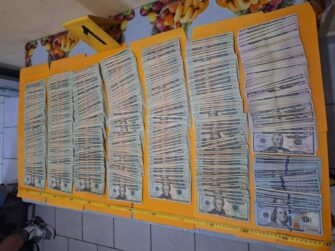 Iba de Guatemala a El Salvador con un “secreto” en su almohada: $23 mil sin declarar