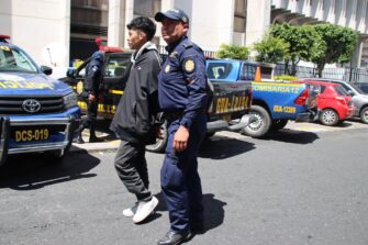 Capturan a pandillero con revólver robado en San Pedro Ayampuc