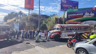 Bloqueo y tensión en San Cristóbal: Transportistas de Peronia protestan contra extorsiones tras ataque armado