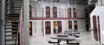 ¿Quiénes son los migrantes trasladados por EE.UU. a Guantánamo?