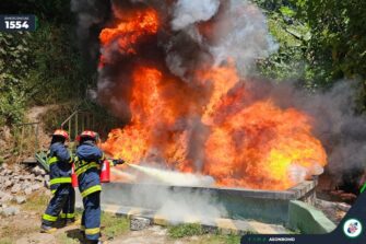 Aspirantes a bomberos realizan prácticas de combate de incendios en curso de primer ingreso 2025