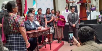 Presidente Arévalo sanciona ley que otorga bono anual de Q4 mil a comadronas