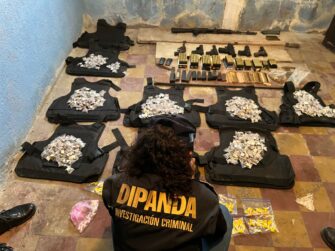 PNC y MP desmantelan guarida y decomisan arsenal en zona 6