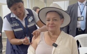 Primera dama Lucrecia Peinado se vacuna contra la influenza e insta a la población a inmunizarse