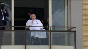 El Papa Francisco recibe el alta y bendice desde el balcón del Policlínico Gemelli