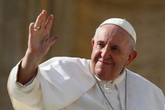El Papa Francisco regresa al Vaticano, pero su salud obliga a reposo y medidas restrictivas