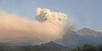 Evacúan a 900 personas por erupción del volcán de Fuego; cierran paso en la RN-14