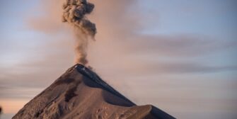 Clases presenciales se reanudan en comunidades cercanas al volcán de Fuego tras disminución de actividad