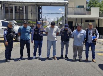 Capturan a tres presuntos estafadores que vendían vehículo robado en Marketplace