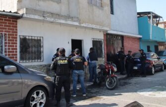 PNC desbarata guarida de pandilleros en Villa Nueva y localiza armas robadas