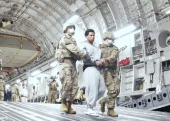 VIDEO | El Salvador recibe a 17 criminales extraditados de EE. UU. en nueva operación conjunta