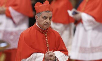 Cardenal Becciu, condenado por fraude, asegura que tiene derecho a estar en el Cónclave