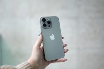 Procesan a trabajador de vivienda por cobrar Q20 mil y un iPhone a cambio de un terreno