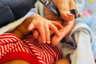 Madre entrega voluntariamente a su hijo recién nacido en Izabal; juez ordena abrigo temporal