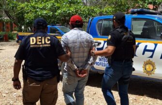 Tres señalados por crimen a machetazos en Sayaxché; uno capturado y dos notificados en prisión