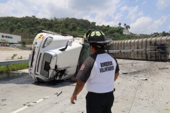 Cabezal tipo góndola vuelca en autopista hacia Carretera a El Salvador y provoca caos vehicular