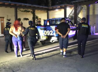 Tres detenidos en Chimaltenango por robo a comercio: portaban celulares y anillos sustraídos