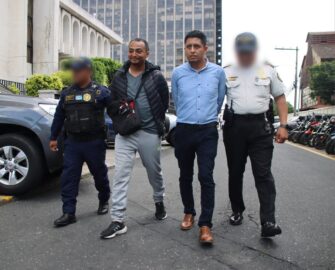 Capturan a dos presuntos asaltantes en la zona 9 de la Ciudad de Guatemala