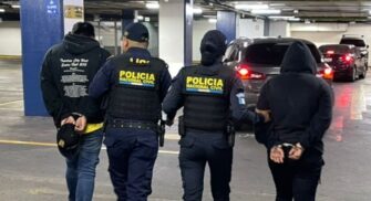 ¡Se fue por lana y salió trasquilada! Mujer llega a ver a su pareja capturado y también la arrestan
