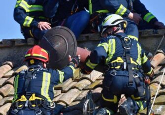 Instalan la chimenea del Cónclave en el Vaticano