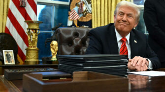 Trump ofrece 1 mil dólares a migrantes indocumentados que decidan autodeportarse