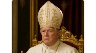 Líderes católicos exigen disculpa de Trump por imagen en la que aparece como Papa