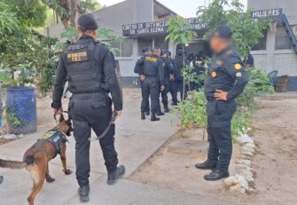 Capturan a dos guardias y ocho reos por posesión de droga en cárcel de Petén durante requisa