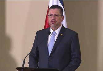 Presidente de Costa Rica se disculpa por hablar de «exilio de Primera Dama»