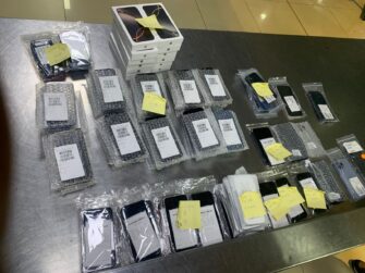 Capturan a hombre en el Aeropuerto La Aurora con 111 teléfonos sin declarar