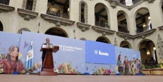 Arévalo agradece a maestros comprometidos y advierte sanciones