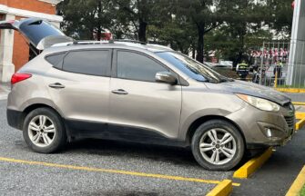 PNC localiza arsenal en vehículo robado en parqueo de centro comercial en San Cristóbal, Mixco