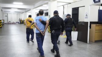 Capturan a tres hombres con armas ilegales y droga en Villa Nueva