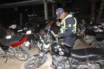 Capturan a cinco hombres y sancionan a 45 conductores en operativos contra carreras clandestinas en Petén