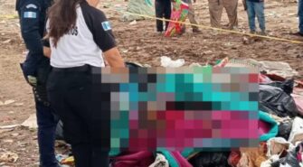 Hallan cadáver de hombre envuelto en sábanas en vertedero de AMSA