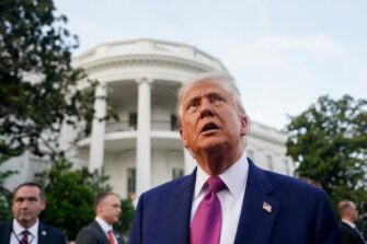 Trump es diagnosticado con insuficiencia venosa, pero la Casa Blanca afirma que goza de excelente salud