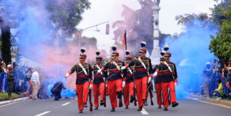 Conmemoran con desfile en la capital los 154 años de la gesta revolucionaria de 1871
