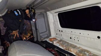 Descubren más de Q1.4 millones ocultos en camión en ruta al Atlántico