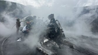 Incendio en camión cisterna deja un muerto