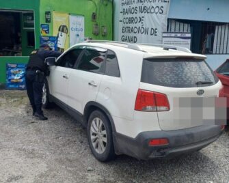 PNC recupera vehículo estafado y captura a tres hombres en operativos en Petén