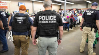 EE. UU. mantendrá redadas migratorias en lugares de trabajo, pero enfocadas en “criminales”, según Tom