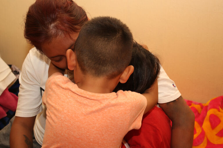 Regresan con familiares