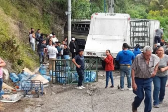 Autobús sin registro oficial provoca accidente fatal en Amatitlán