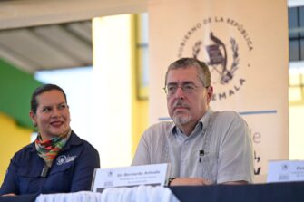 Presidente Arévalo espera que maestros retomen clases tras retiro de campamento