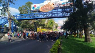 Maestros dejan libre la calzada Roosevelt en la Ciudad de Guatemala