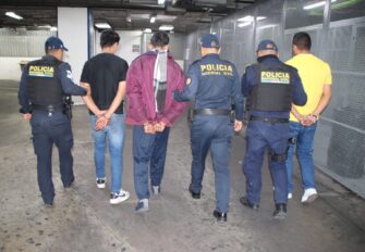 Capturan a tres pandilleros tras asalto a caja bancaria en zona 21