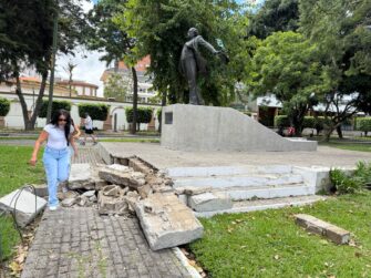Auto con placas salvadoreñas daña monumento de Miguel Ángel Asturias
